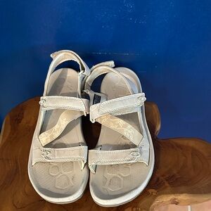 Women Columbia Sport Cream Colored Casual Hiking Sandals Size 8